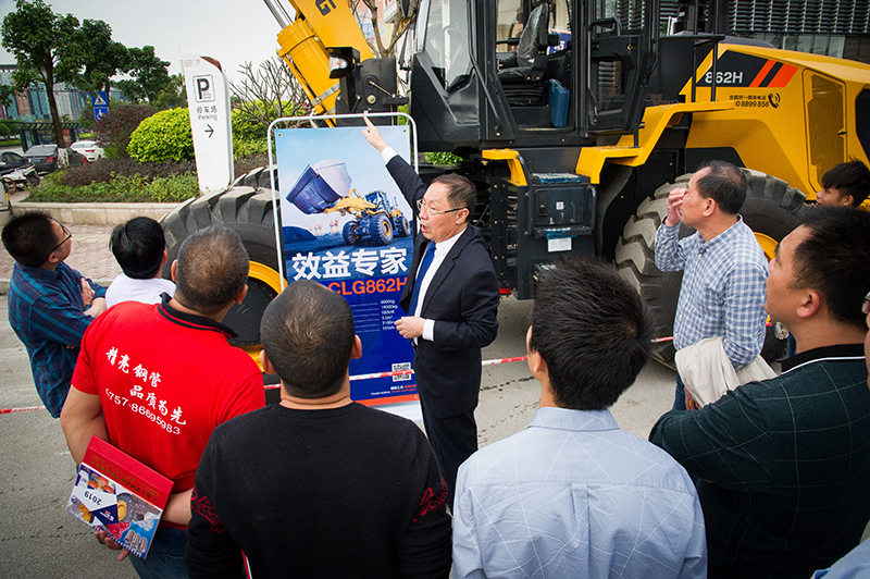 高级技术顾问 王国安先生现场为客户作产品技术解析.jpg